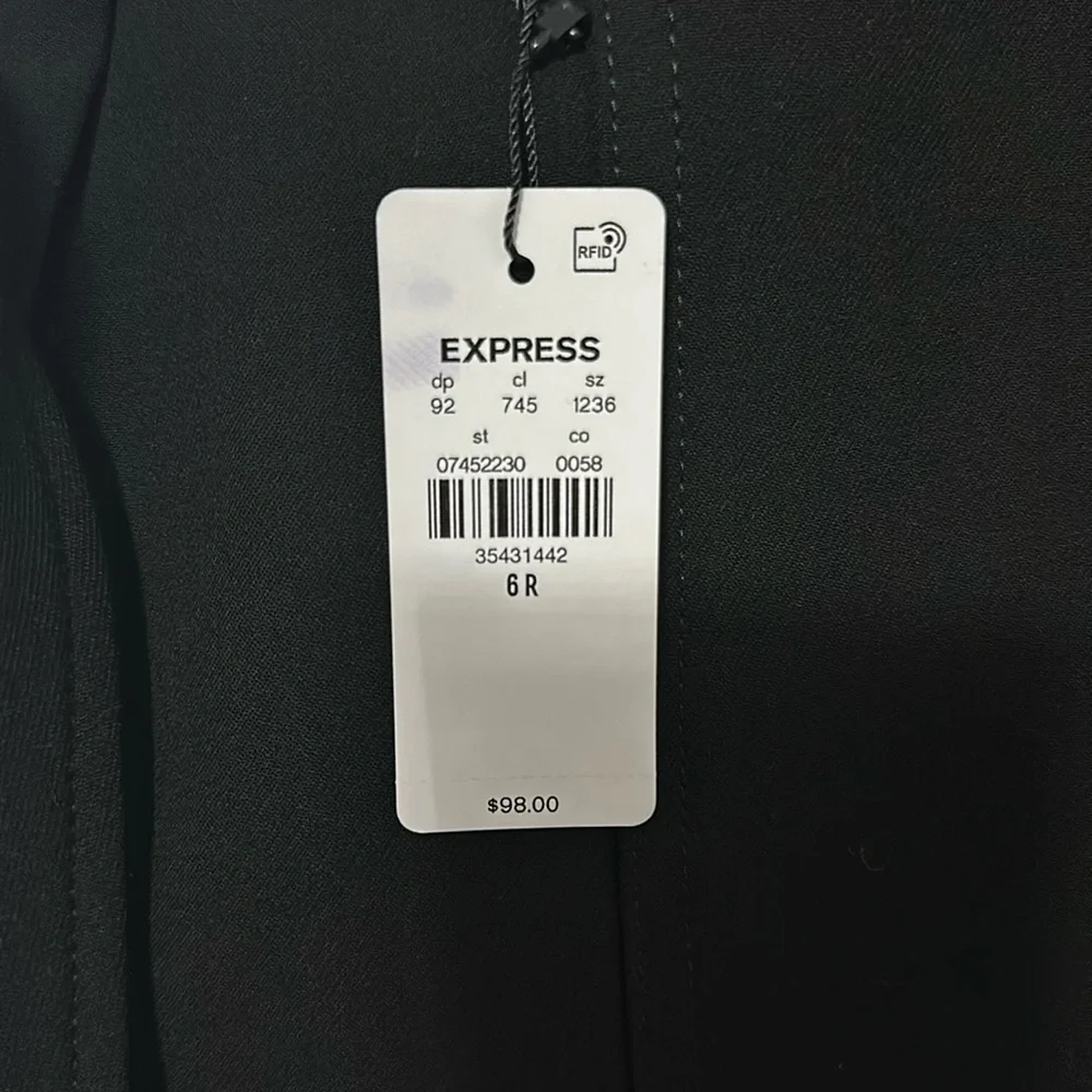 NWT - Express black cargo pants with cinched ankles. Size 6R - Picture 4 of 6